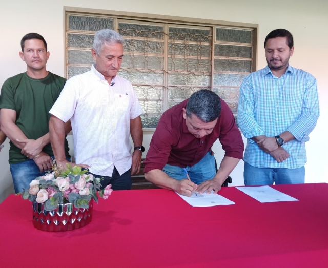 Prefeito Luciano Costa dá ordem de serviço para obra de drenagem e pavimentação asfáltica no Bairro Nova Esperança.